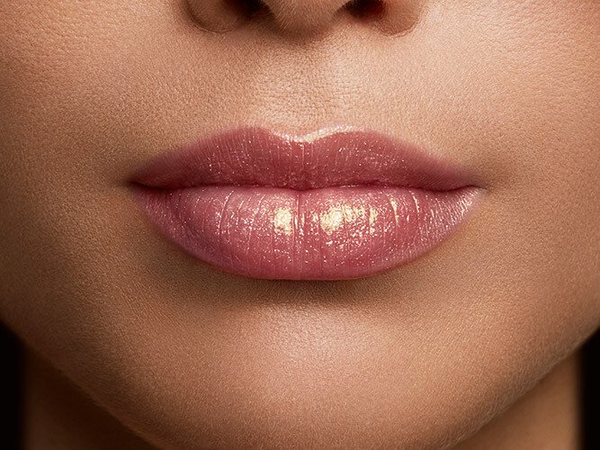 Aplicacion Detalle Del Producto Piel Media Labial 905 Bae Color Riche Shine